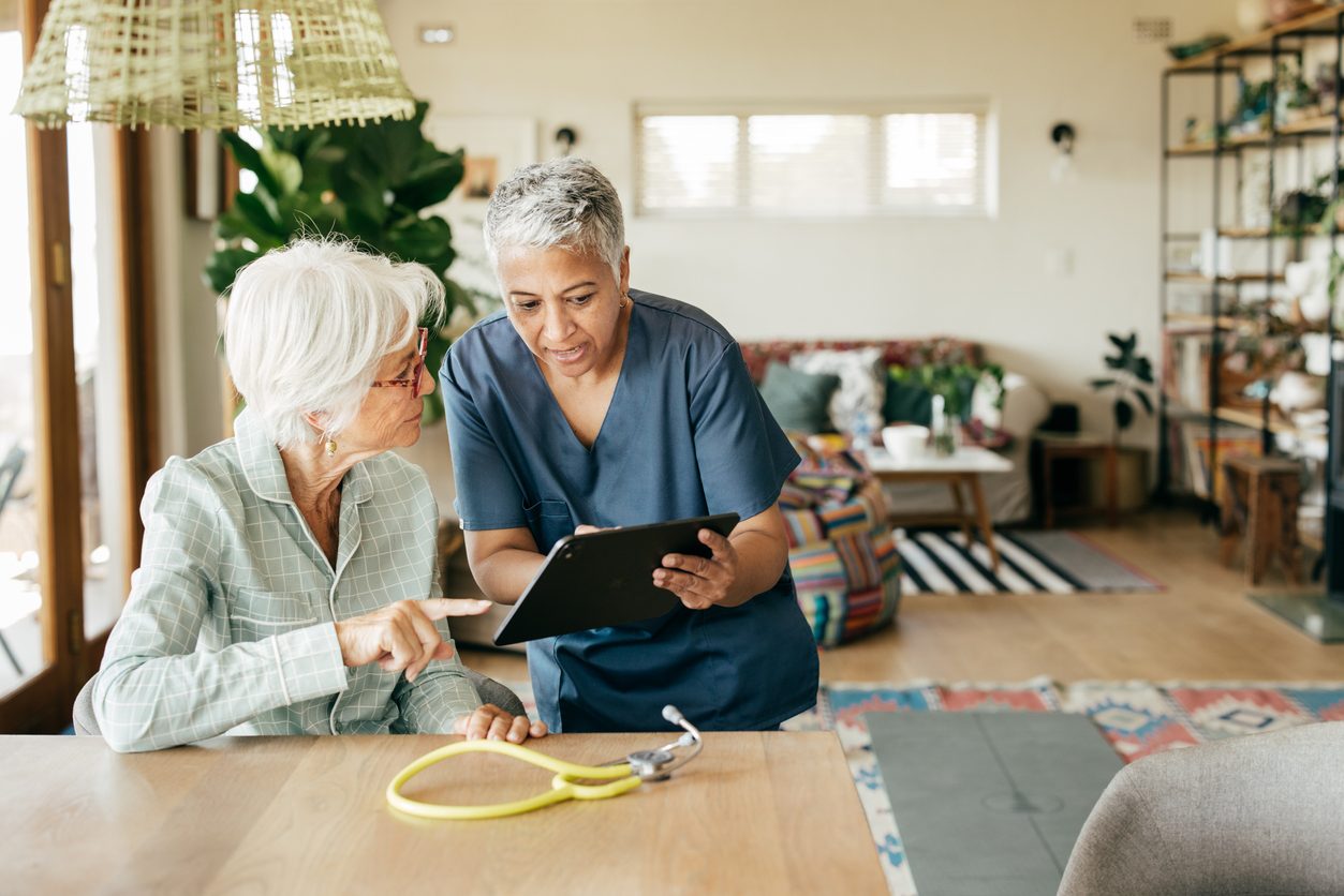 Ältere Patientin und Krankenschwester